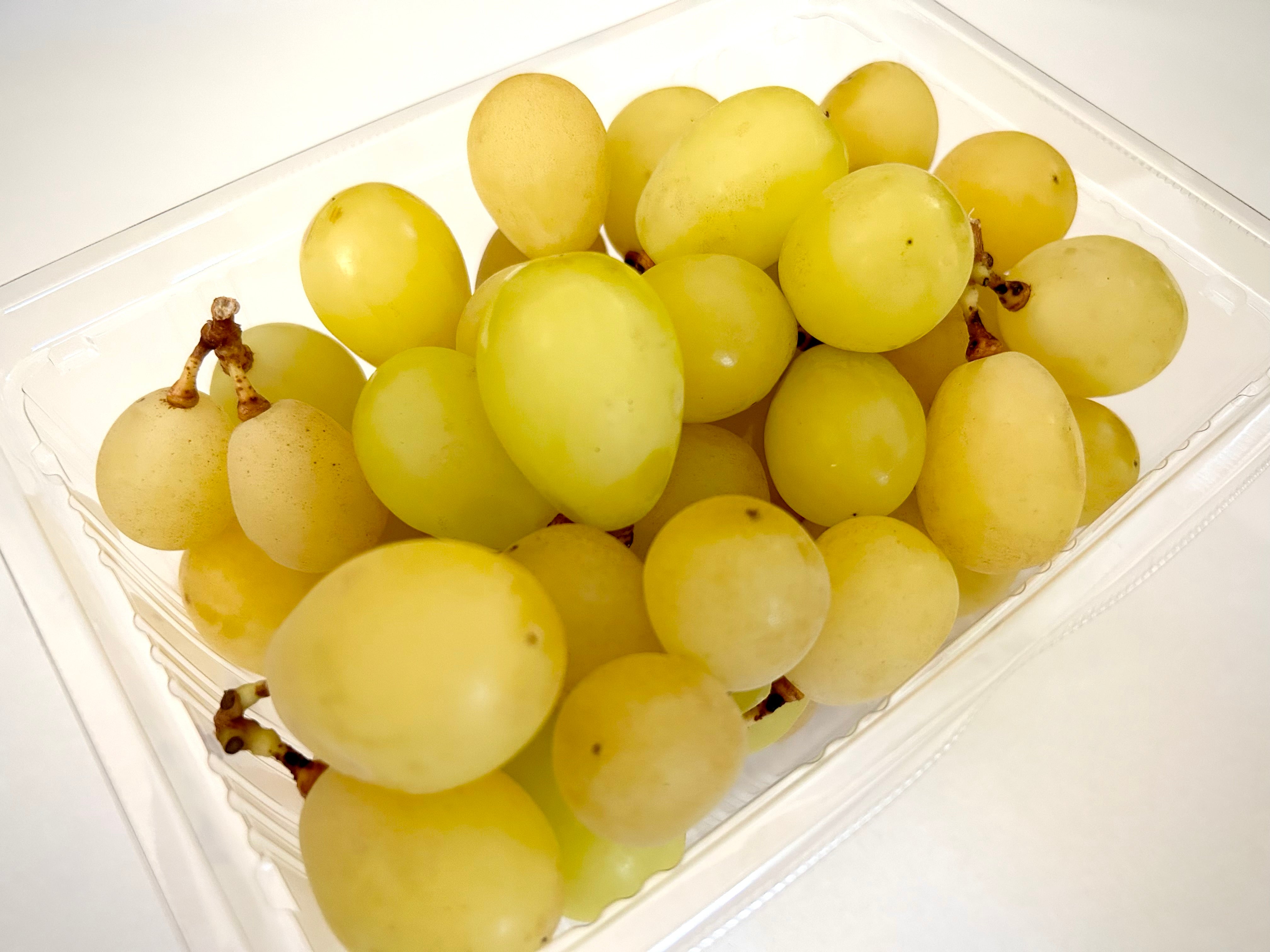 合*い様 金のブドウを持ってるコ　置物　alimie 金のぶどう – agri-itoigawa